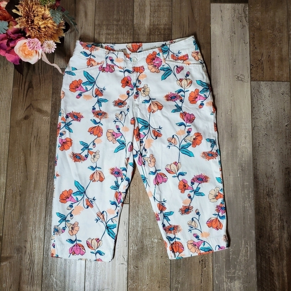 St. John’s Bay Capris Size 12 Petite Secretly Slender Panel White Posie Floral